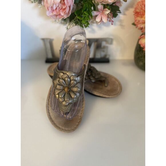 Clarks Artisan Larina Floral Thong Wedge Sandals Gold Women's Size 7M New No Box - Picture 12 of 16